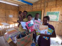 Agnés et Isabelle decouvrent en famille une partie du materiel scolaire