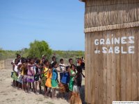 entrée en classe des "grands" sous le regard de Kador le chien 